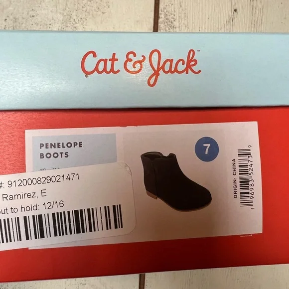 EUC. Cat & Jack Penelope boot. Size 7. In original box. - Picture 5 of 6